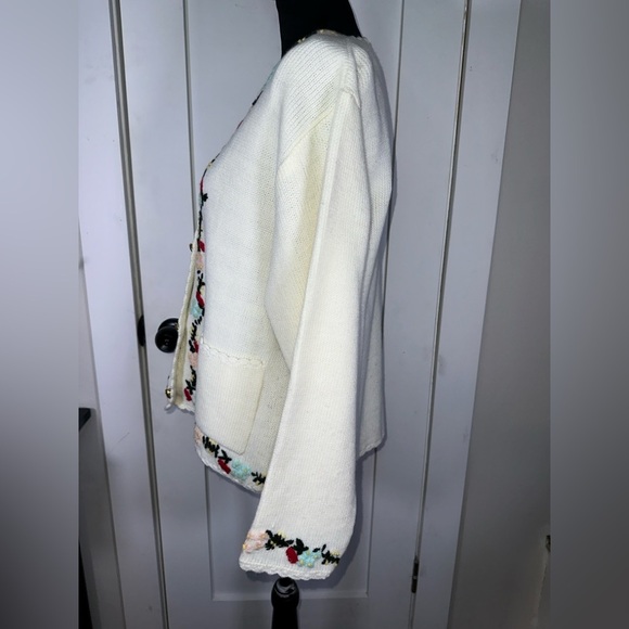 Vintage Floral Embroidered Cream Cardigan with Gold Tone Buttons - Picture 9 of 11